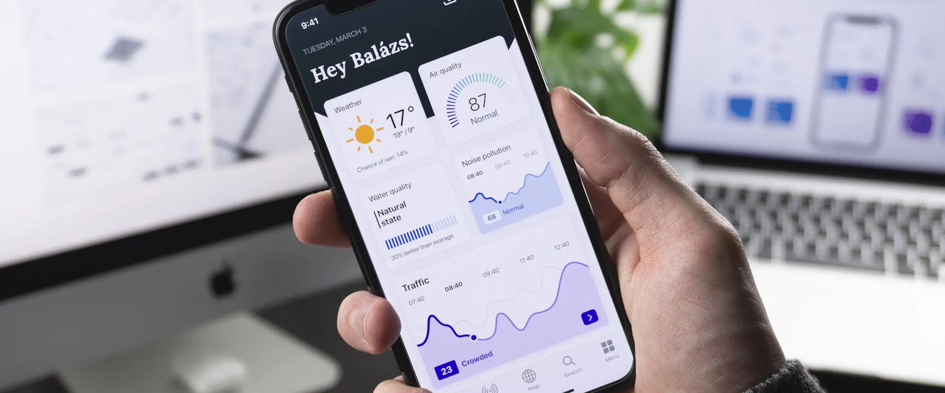 Mano sosteniendo un celular con una app financiera