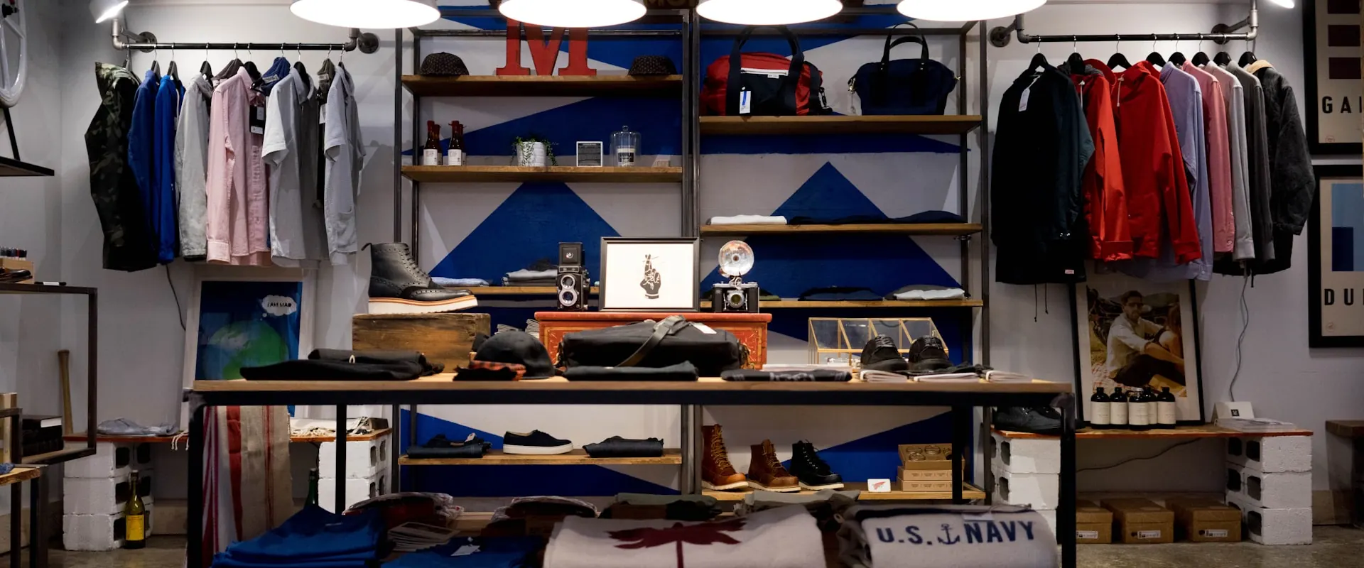 Local de ropa con prendas colgadas y estanterías