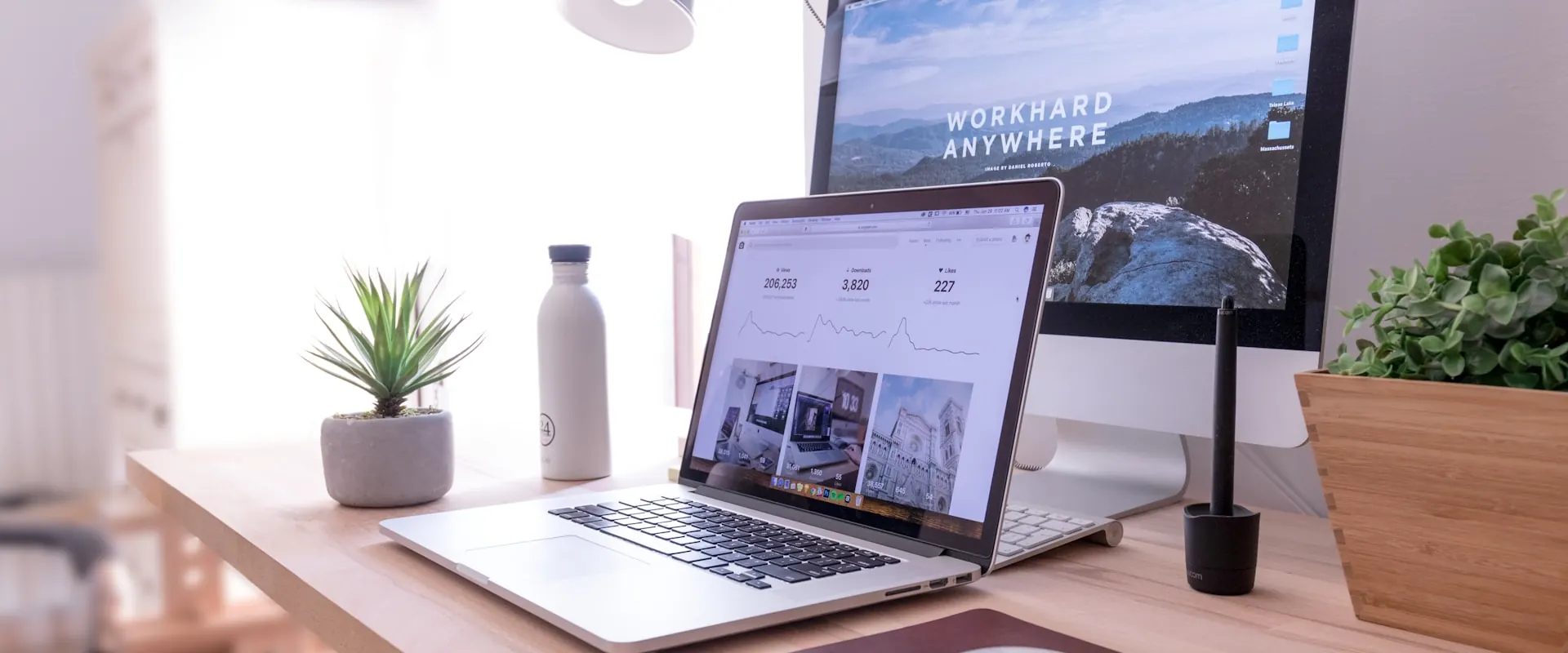 Notebook y monitor sobre un escritorio con un sitio web abierto